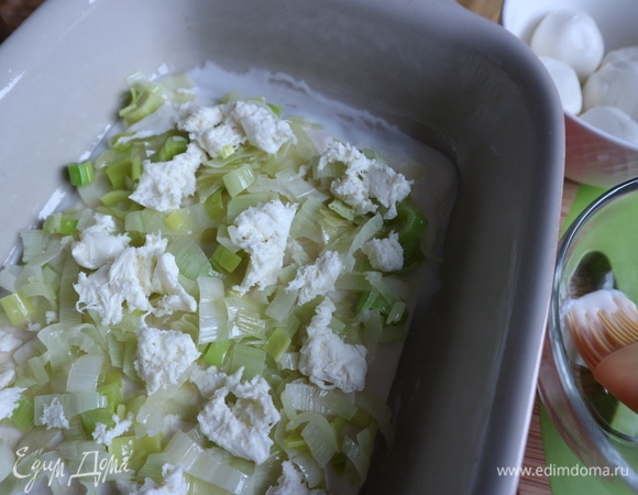 У меня листы теста для лазаньи, не требующие предварительной обработки. Если вы покупаете готовые листы для лазаньи, как я, руководствуйтесь указаниями на упаковке. На бешамель поместить два листа теста для лазаньи внахлест, смазать соусом бешамель, можно воспользоваться кисточкой, чтобы равномернее его разместить по всей поверхности. На соус равномерно поместить часть порея, шарики моцареллы, порванные руками, сверху — пармезан.