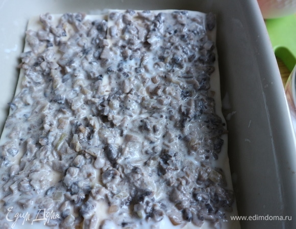 Листы лазаньи, бешамель, грибной соус.