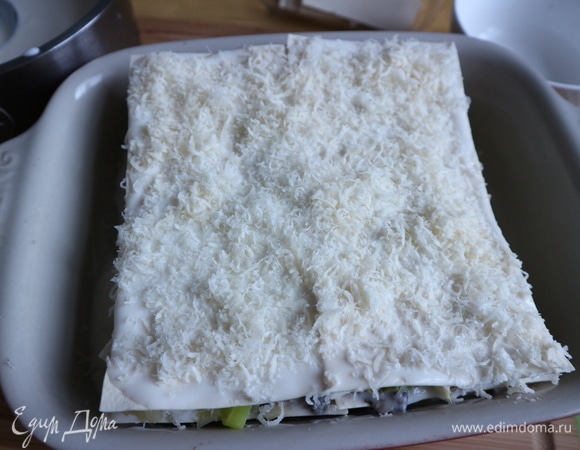 Верхний слой: на листы теста для лазаньи поместить соус бешамель, посыпать пармезаном.