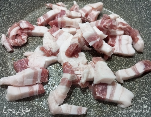 Грудинку нарезать, выложить в сковороду.