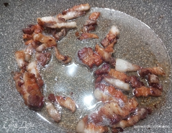 Жарить под крышкой до состояния шкварок.