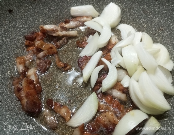 Добавить крупно нарезанный репчатый лук.