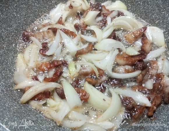 Обжарить до прозрачности.