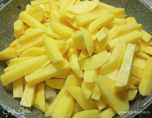 Всыпать нарезанный картофель.