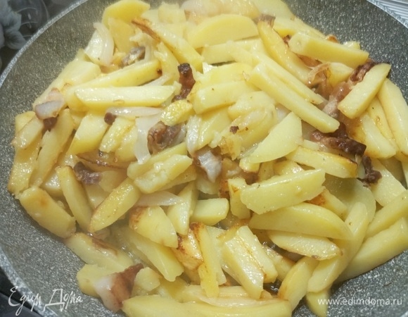 Жарить под крышкой на сильном огне, изредка помешивая.