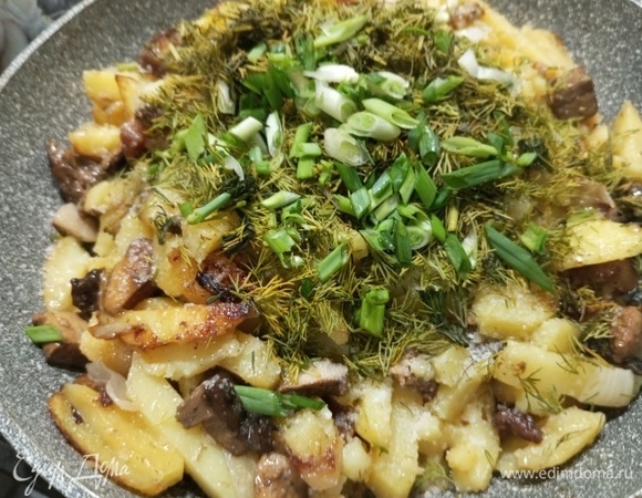 Посолить, посыпать зеленью.