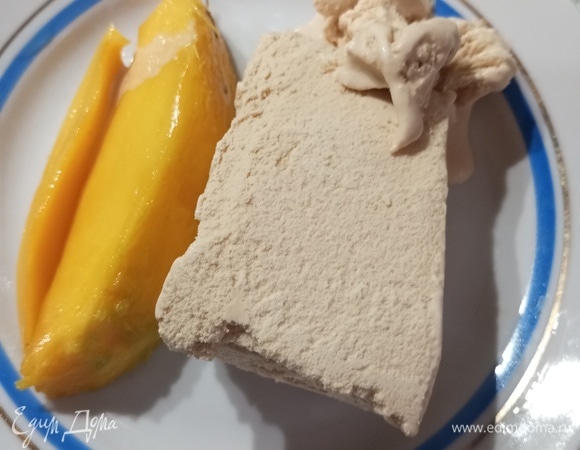 Манго очистить, отрезать кусок мороженого.