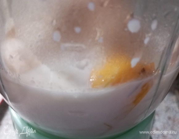 Опустить в молоко.