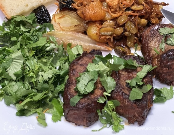 Следующим шагом кусочки свинины нужно посолить, поперчить, переложите в острый соус карри и готовьте еще 5 минут под крышкой. Соус, на мой взгляд, можно лишь условно назвать соусом. Это полноценный гарнир, поэтому, если он покажется вам слишком густым, добавьте еще немного вина или горячей воды во время тушения под крышкой. Выкладываем на тарелочку соус-гарнир, мясо и посыпаем рубленой зеленью. Если вы не поклонник кинзы, ее можно смело заменить петрушкой. Надеюсь, и вам будет смачно! Bon appetit! Угощайтесь на здоровье!