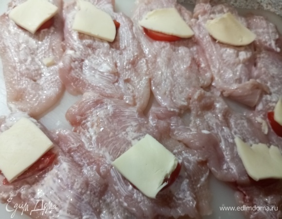 На каждую грудку выложить по кусочку помидора и сыра.