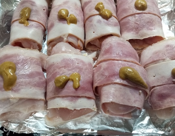 Выложить рулетики в застеленную форму.