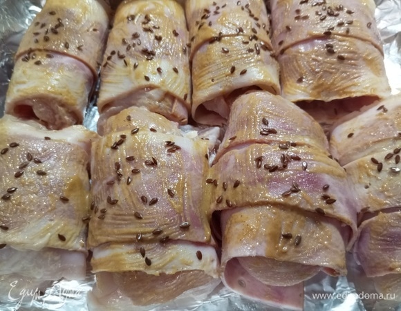 Смазать горчицей, посыпать семенами льна.