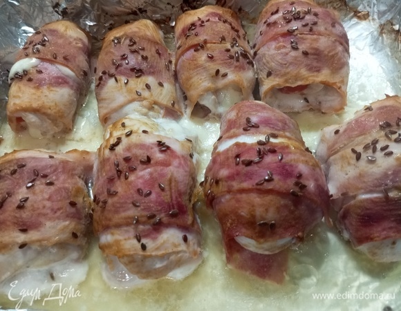 Поставить в разогретую духовку, запекать при 200°C 35–40 минут.