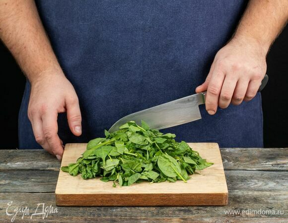 Произвольно измельчите шпинат.
