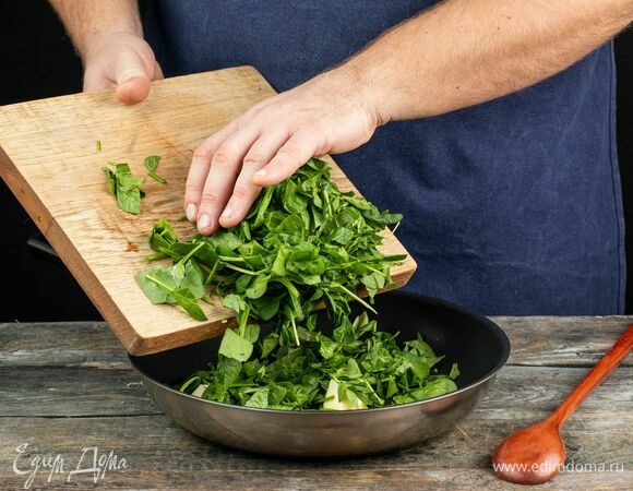 Разогрейте сковороду со сливочным маслом. Выложите нарезку и припустите в течение 3 минут на среднем огне.