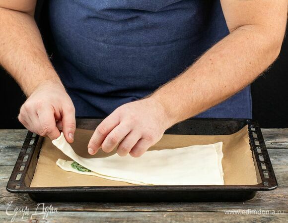 Накройте начинку вторым треугольником.