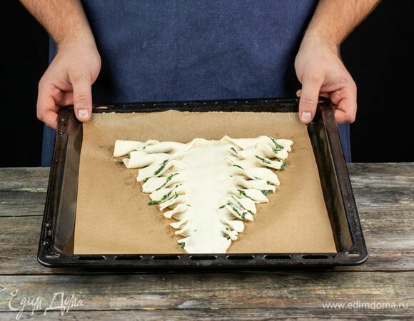 Не прорезая центр «ёлки», сделайте ножом горизонтальные разрезы, чтобы получились «веточки». Скрутите каждую «ветку» в спираль.