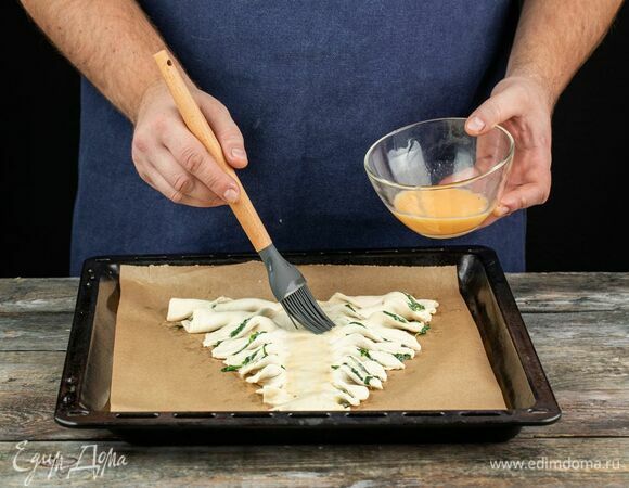 Смажьте заготовку яйцом, отправьте в духовку на 30 минут при 180°C.