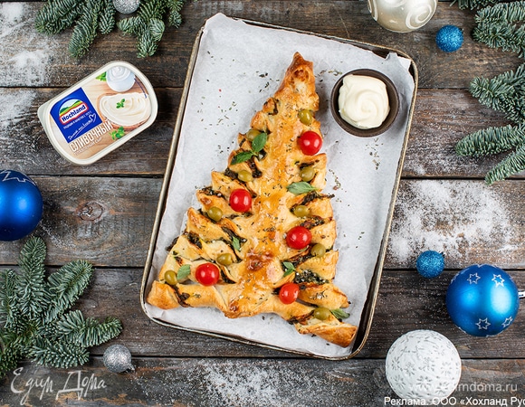 Дайте немного остыть, украсьте помидорами черри и оливками. Новогодняя закуска готова!