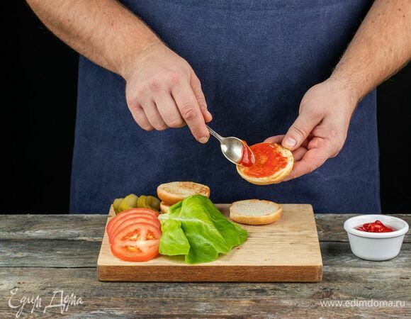 Намажьте каждую булочку кетчупом.