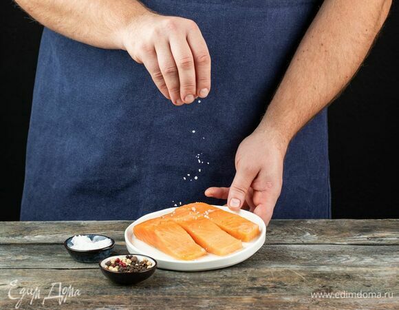 Посыпьте рыбу солью и перцем.