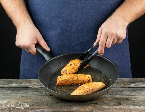 Затем обжарьте на сковороде до готовности, остудите и нарежьте на кубики.