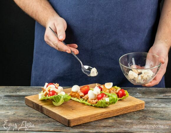 Подготовьте «лодочки» из листьев салата романо. Желательно, чтобы они были одинакового размера. Положите в каждую «лодочку» помидоры, сыр, кусочки лосося, половинки перепелиных яиц, полейте соусом и украсьте зеленью.