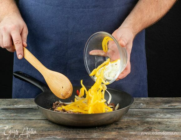 Разогрейте в сковороде масло, на сильном огне обжарьте говядину. Через 5 минут добавьте к ней овощи, продолжайте обжаривать на сильном огне еще 5 минут. Овощи должны остаться хрустящими.