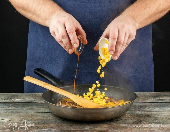 Добавьте к мясу и овощам несколько капель соуса табаско, кукурузу, перемешайте.