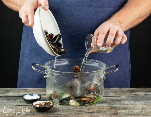 Подготовьте мидии: переберите их и проверьте, чтобы створки были чистыми. Положите мидии в кастрюлю с ароматным маслом, влейте белое вино, посолите и накройте крышкой. Держите на огне на 1–2 минуты.