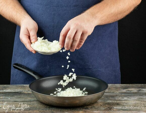 Мелко нарежьте лук и чеснок, обжарьте на среднем огне. Остудите.