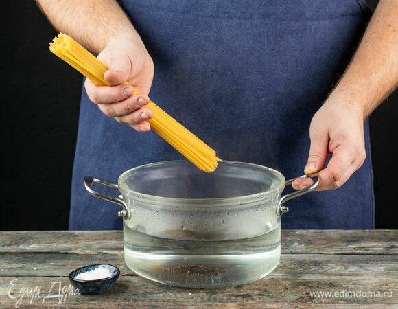 В это время доведите воду до кипения, посолите и выложите пасту. Оставьте вариться на 7–11 минут (согласно инструкции на упаковке).