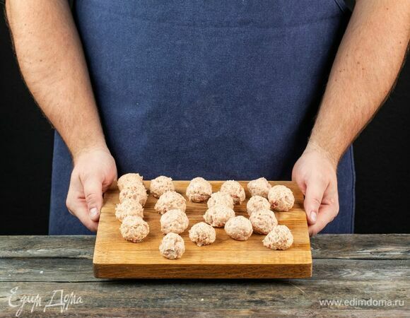 Скатайте вручную небольшие тефтельки.