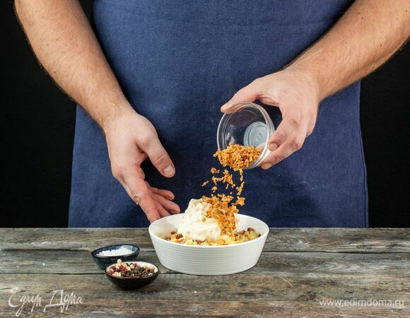 Посолите и поперчите начинку, затем приправьте ее хлопьями лука фри и перемешайте до однородной массы.