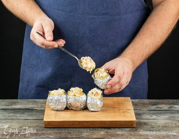 Наполните картофель сырной смесью и снова отправьте в духовку на 15 минут.