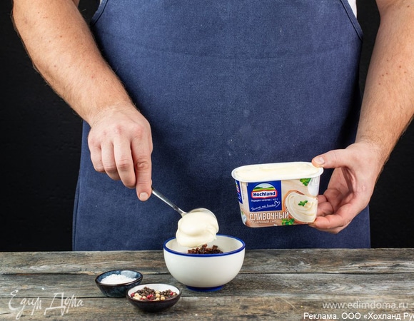 Такой же способ приготовления используйте и для сырного соуса с вялеными томатами — измельчив и перемешав плавленый сыр с помидорами и специями.