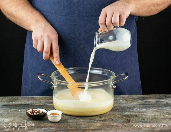 Влейте сливки, поперчите и по желанию добавьте тертый мускатный орех. Оставьте вариться на медленном огне еще 5–7 минут.