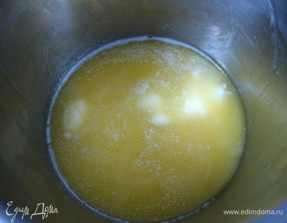 Со вчерашнего багета снять корки, они не понадобятся, мякоть отправить в морозильную камеру на 1 час или чуть больше. В это время вы можете разделывать курицу. Багет должен подмерзнуть. Натереть багет на крупной терке. Дать подсохнуть немного при комнатной температуре. Можно использовать мелко нарезанные сдобные булочки, как в рецепте Александровой-Игнатьевой. Приготовить топленое масло, необходимое для фритюра. На небольшом огне растопить сливочное масло, снять с огня, процедить через сито со сложенной в несколько раз марлей. Дать остыть. Убрать в холодильник до использования.