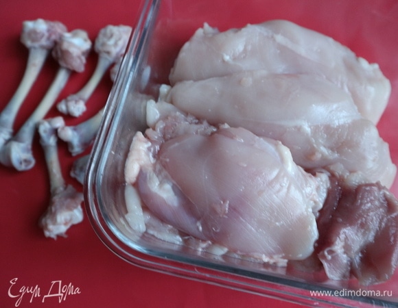 У курицы удалить кожу и кости, сухожилия, пленки. Косточки от крыльев и ножек сохранить, зачистить. Немного мякоти оставить с одной стороны костей ножек и крыльев, так будет лучше держатся котлета на косточке.