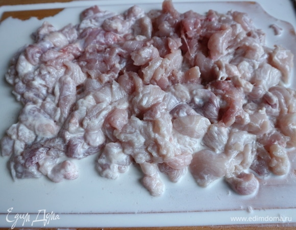 Мякоть мелко нарезать, на разделочную доску налить немного молока, несколько ложек, и часть сливок. Мякоть курицы отбить деревянным молотком, подливая сливки, как бы вбивая сливки в мякоть курицы. Так размягчаются мясные волокна.