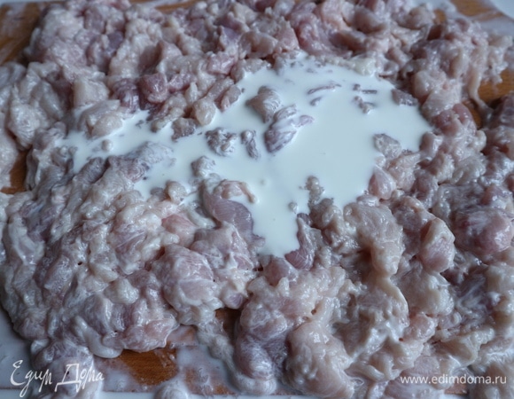 Еще порция сливок, вбиваем их в мякоть курицы.
