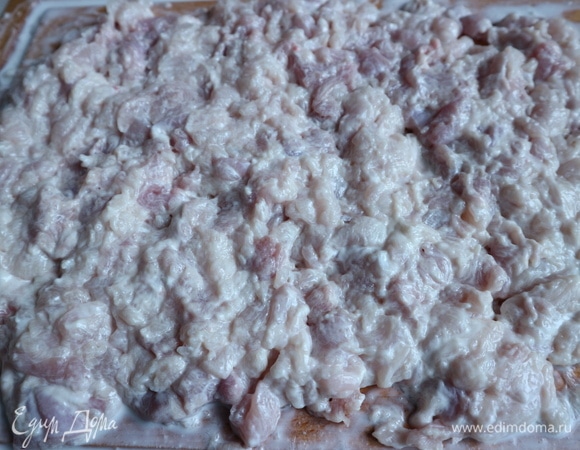 Александрова-Игнатьева советовала отбивать мясо так, как отбивается говядина, т. е. после каждого удара притягивать молоток к себе, чтобы куски не отскакивали. Мясо должно быть очень хорошо отбито и представлять собой измельченную массу.