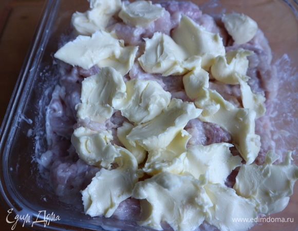 Добавить размягченное сливочное масло, посолить, поперчить.