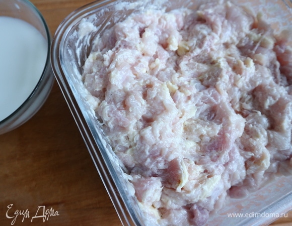 Перемешать. Налить в небольшую миску молоко. Оно потребуется, чтобы смачивать руки, когда вы будете формовать котлеты.