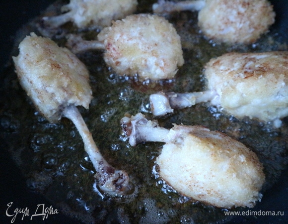 Духовку разогреть до 180°C. Отделить белки от желтков, понадобятся только желтки. Добавить к желткам 2 чайные ложки молока, перемешать. Сформировать котлеты на косточке руками, смоченными в молоке, смазать яично-молочной смесью, обвалять в хлебной крошке. Обжарить на сковороде в большом количестве топленого масла до золотистой корочки. Отправить в духовку на 18–20 минут.