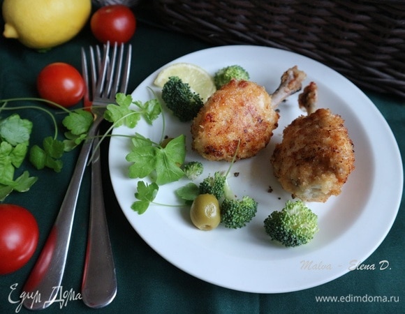 У меня из одной курицы получилось шесть котлет на косточке и пять без них. Подавать сразу после приготовления.