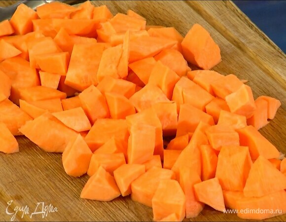 Батат почистить и нарезать небольшими кубиками.