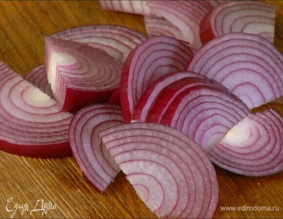Красный лук почистить и нарезать полукольцами.