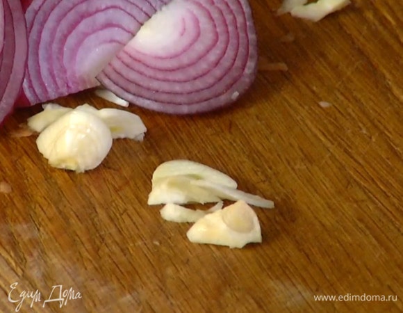 Чеснок почистить и мелко порезать.