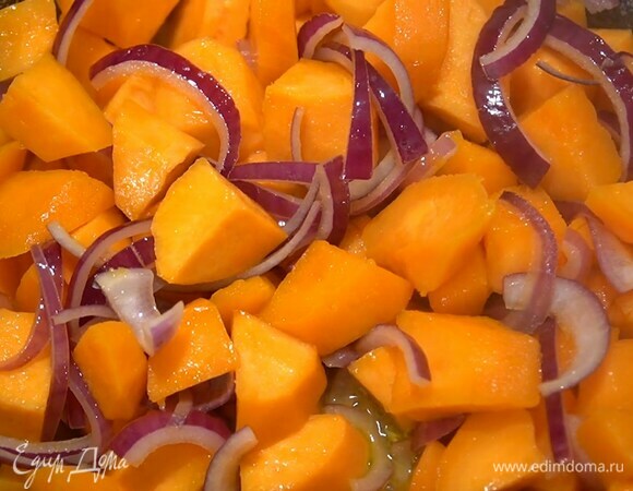 В глубокой сковороде разогреть оливковое масло и обжаривать батат, лук и чеснок минут 10–15 до мягкости.